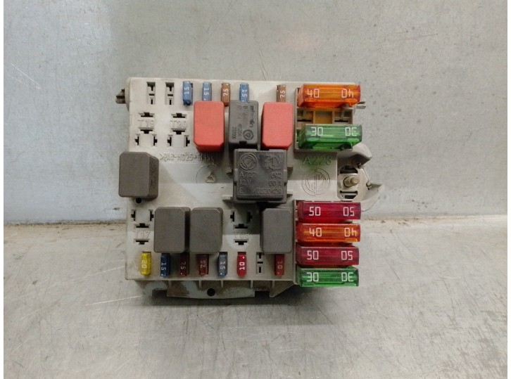 Recambio de caja reles / fusibles para alfa romeo 147 (190) 1.6 16v cat referencia OEM IAM 46558759  