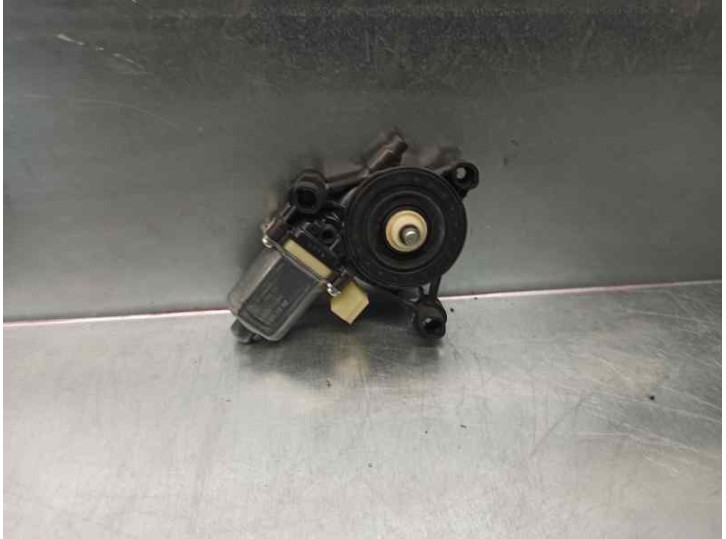 Recambio de motor elevalunas delantero derecho para seat leon st (5f8) 2.0 tdi referencia OEM IAM 5Q0959802B 0130822716 BOSCH