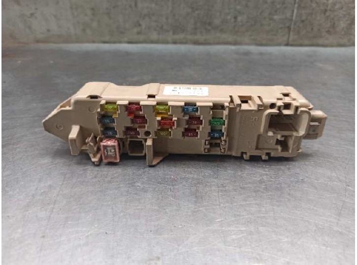 Replacement relay / fuse box for Mazda 323 Saloon C/F/S (BA) 1.5 16V CAT OEM IAM reference B21M66730B 