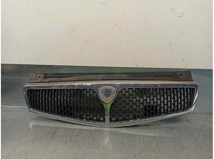 Recambio de rejilla delantera para lancia delta 1.9 turbodiesel cat referencia OEM IAM 82459057 