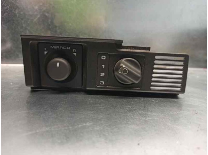 Replacement dashboard light switch for Land Rover Discovery (LT) 2.5 turbodiesel OEM IAM reference YUK100260 
