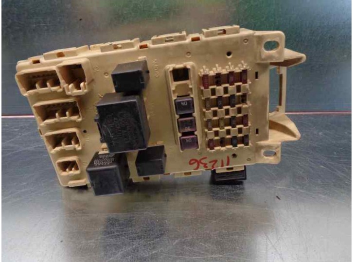 Recambio de caja reles / fusibles para toyota yaris (ncp1/nlp1/scp1) 1.0 cat referencia OEM IAM 8273252020 