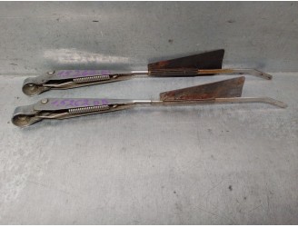 Recambio de brazo limpia delantero derecho para seat seat 131 supermiraflori seat 131 referencia OEM IAM SEAT 131  