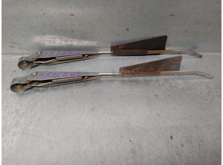 Recambio de brazo limpia delantero derecho para seat seat 131 supermiraflori seat 131 referencia OEM IAM SEAT 131  