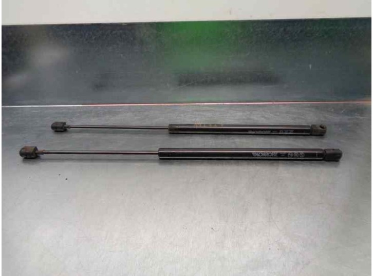 Replacement boot/tailgate struts for Renault Megane II estate 1.9 dCi diesel FAP OEM IAM reference 8200119498 