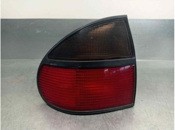 Replacement rear left tail light for Renault Laguna (B56) 2.0 D RN (B56F/G) OEM IAM reference 7700820052 5 DOORS
