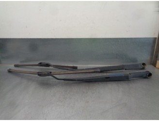 Replacement front right wiper arm for Kia Sportage Drive 4x2 OEM IAM reference 983103U000 983203U000 