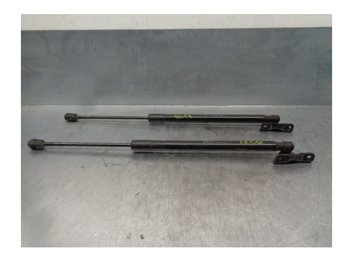 Replacement boot / tailgate struts for Hyundai ix35 1.7 CRDi OEM IAM reference 817702Y000 