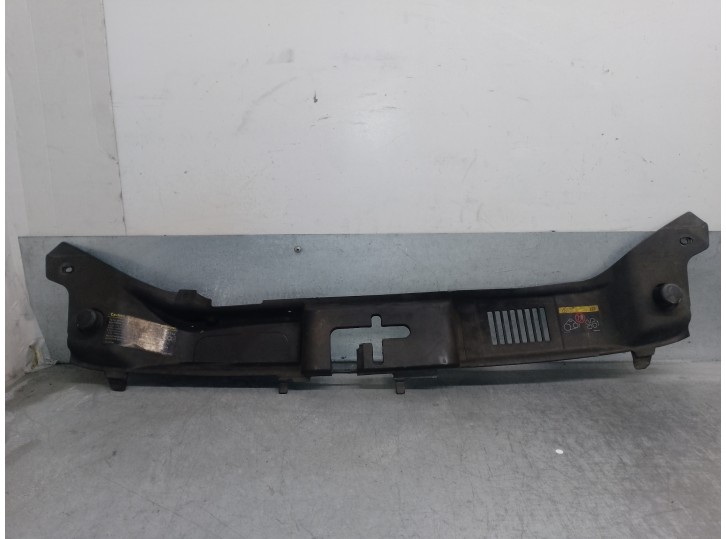 Recambio de molduras delanteras para volvo c30 1.6 diesel cat referencia OEM IAM 31250176 
