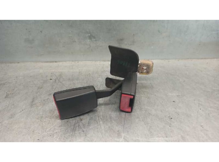 Recambio de enganche cinturon para audi a4 berlina (b5) 1.9 tdi referencia OEM IAM 8D0857739D 