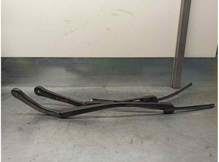 Recambio de brazo limpia delantero derecho para bmw serie 3 berlina (e90) 2.0 16v referencia OEM IAM 61617253386 