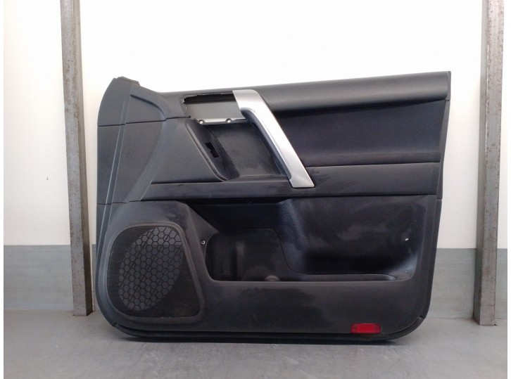 Recambio de guarnecido puerta delantera derecha para toyota land cruiser (j15) 3.0 turbodiesel cat referencia OEM IAM 6761060S20