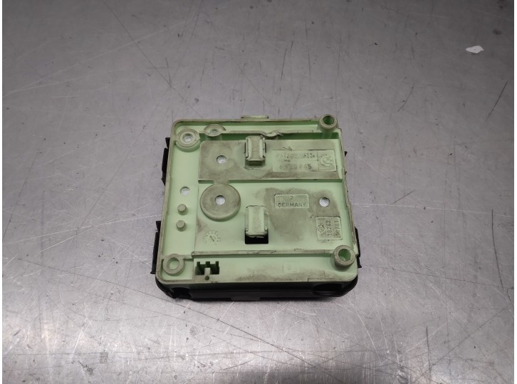 Replacement relay / fuse box for BMW X3 (E83) 3.0 turbodiesel CAT OEM IAM reference 8387547 