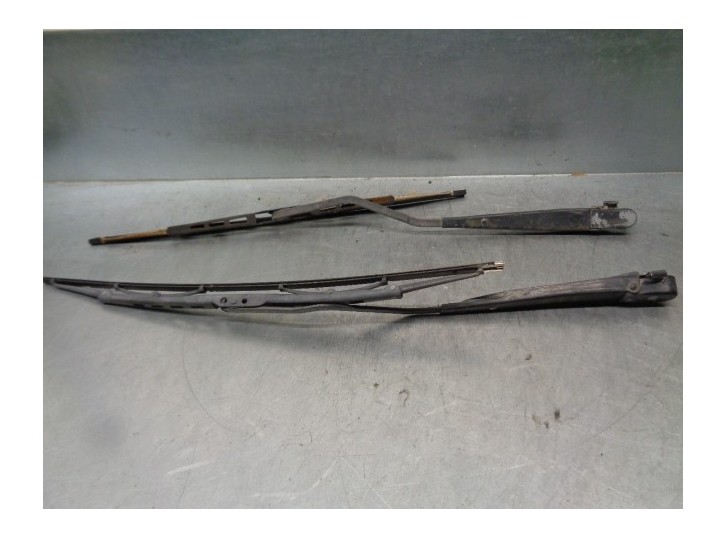 Replacement front right wiper arm for Chrysler Jeep Cherokee (XJ) 2.5 turbodiesel OEM IAM reference 55154983AB 