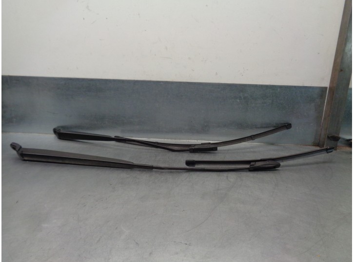 Recambio de brazo limpia delantero derecho para citroën c-elysée 1.2 12v vti referencia OEM IAM   