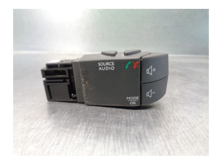 Recambio de mando radio volante para renault captur 0.9 energy referencia OEM IAM 255522448R  