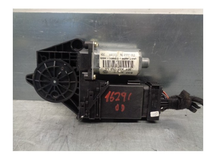 Replacement front right window regulator motor for Volkswagen Passat saloon (3B3) 2.5 V6 TDI OEM IAM reference 3B4837752LE 29