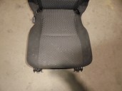 Recambio de asiento trasero medio para toyota verso 2.0 d-4d cat referencia OEM IAM TELA NEGRA Y GRIS 5 PUERTAS