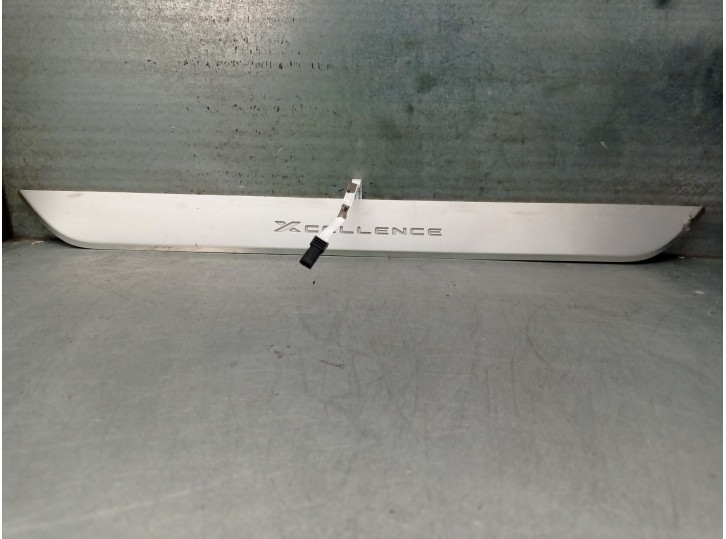 Recambio de moldura para seat leon (5f1) 1.5 tsi referencia OEM IAM 5F4947417 