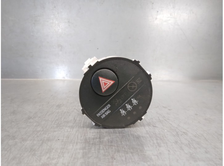 Replacement hazard warning switch for Toyota Yaris (_P13_) 1.5 Hybrid (NHP130_) OEM IAM reference 839500D100 
