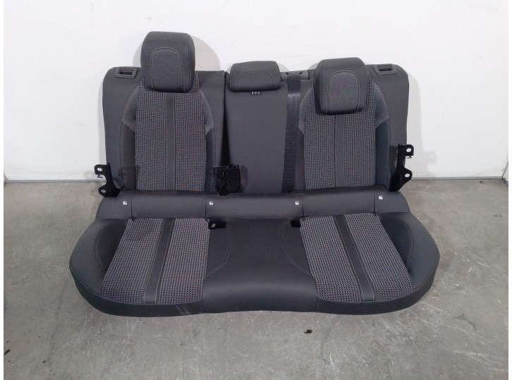 Recambio de asientos traseros para peugeot 2008 (p1) gt line referencia OEM IAM 4998860 CUERO Y TELA NEGRA 5 PUERTAS