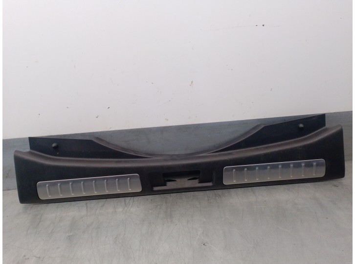 Recambio de molduras traseras para land rover evoque 2.2 sd4 cat referencia OEM IAM BJ3M113A10A BJ3M113A10AC8PVJ 