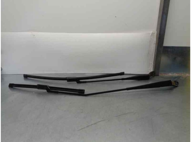 Recambio de brazo limpia delantero derecho para peugeot 208 allure referencia OEM IAM 9673292080 9673291980 