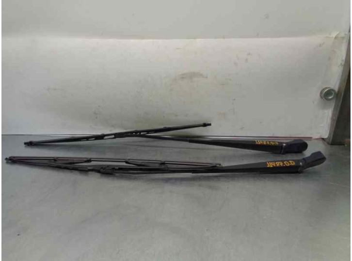 Recambio de brazo limpia delantero derecho para dacia sandero 1.6 cat referencia OEM IAM 