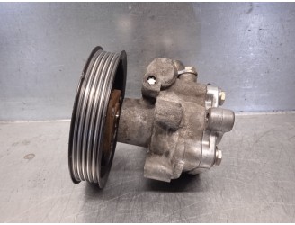 Replacement power steering pump for Volkswagen Passat sedan (3B3) 1.9 TDI OEM IAM reference 8D0145177Q KYB
