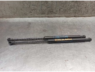 Replacement tailgate / trunk shock absorbers for Alfa Romeo GT (125) 1.9 JTD (M) 16V CAT OEM IAM reference 60681587 