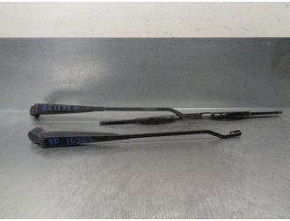Replacement front right wiper arm for Nissan Pick-Up (D22) 2.5 turbodiesel OEM IAM reference 28881VJ400 