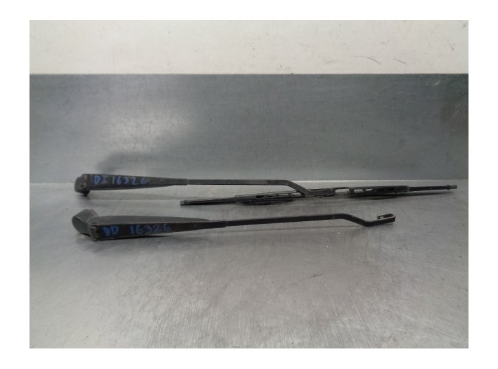 Replacement front right wiper arm for Nissan Pick-Up (D22) 2.5 turbodiesel OEM IAM reference 28881VJ400 