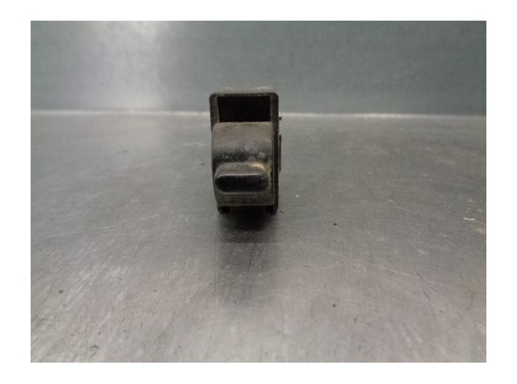 Replacement rear right window regulator switch for Nissan Pick-Up (D22) 2.5 Turbodiesel OEM IAM reference 829602S700 