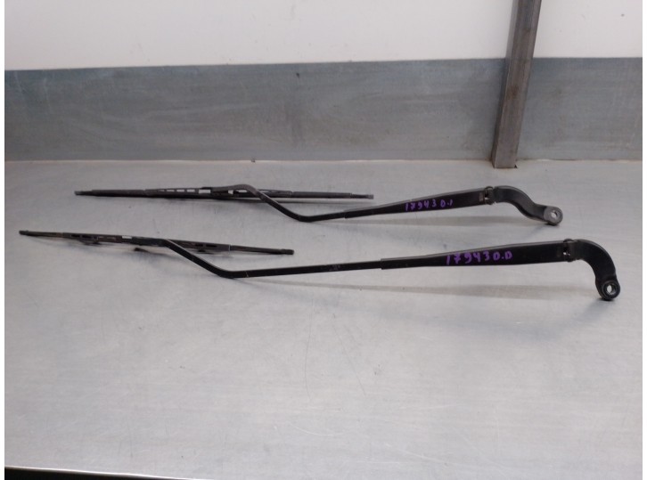 Recambio de brazo limpia delantero derecho para peugeot 207 1.4 referencia OEM IAM 6429AN  