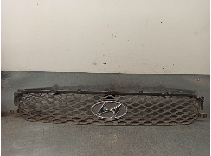 Replacement front grille for Hyundai Santa Fe (SM) 2.4 CAT OEM IAM reference 8635226900 