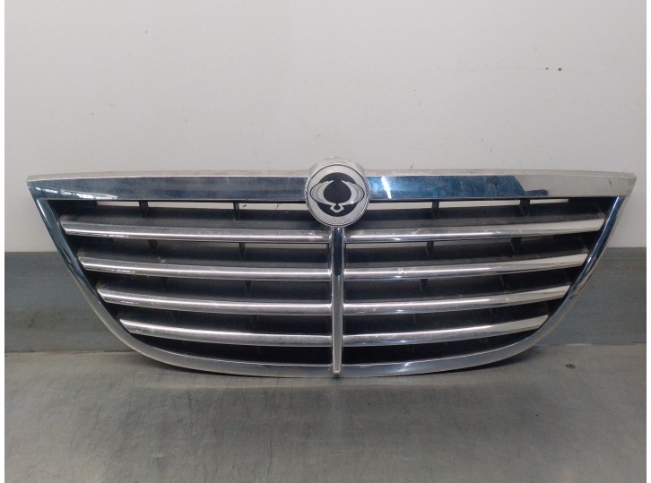 Recambio de rejilla delantera para ssangyong rodius 2.7 turbodiesel cat referencia OEM IAM 7945021500 