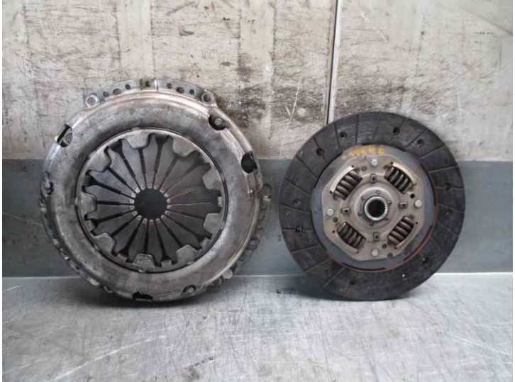 Recambio de kit embrague para volkswagen polo berlina (6n2) 1.4 16v referencia OEM IAM 751226 684716R VALEO