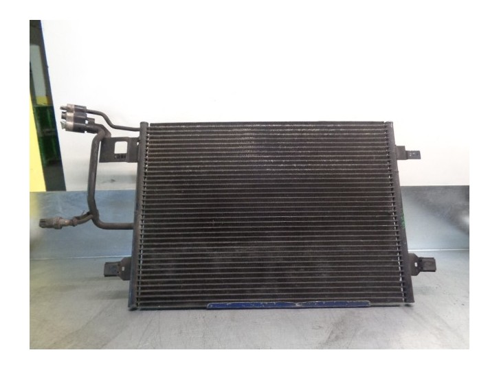 Replacement air conditioning condenser / radiator for Volkswagen Passat Sedan (3B2) 1.9 TDI OEM IAM reference 8D0260401G