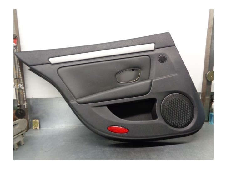 Recambio de guarnecido puerta trasera izquierda para renault laguna iii kte3/ kte30e 3.0 referencia OEM IAM 829A15827R  