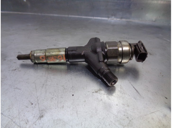 Recambio de inyector para subaru legacy v station wagon (br) 2.0 d awd referencia OEM IAM 16613AA030 DENSO