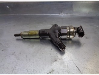 Replacement injector for Subaru Legacy V Station Wagon (BR) 2.0 D AWD OEM IAM reference 16613AA030 DENSO