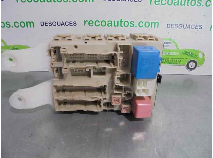 Recambio de caja reles / fusibles para toyota auris 2.0 d-4d cat referencia OEM IAM 8273002J70 