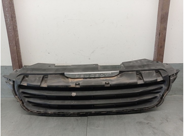 Recambio de rejilla delantera para peugeot 108 1.0 vti 72 referencia OEM IAM 531140H020 1612201680 