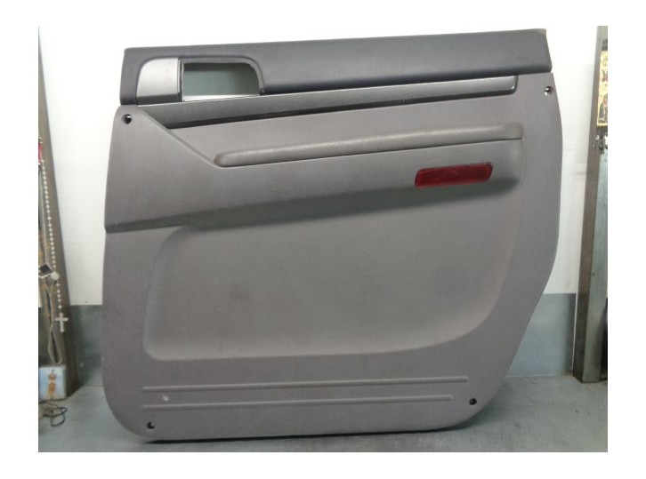 Recambio de guarnecido puerta trasera derecha para ssangyong rodius xdi referencia OEM IAM 7220221000  