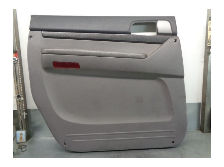 Recambio de guarnecido puerta trasera izquierda para ssangyong rodius xdi referencia OEM IAM 7320121000 