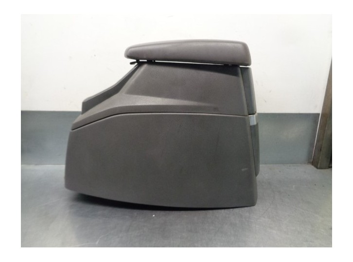 Recambio de apoyabrazos central para ssangyong rodius xdi referencia OEM IAM 7790021501 