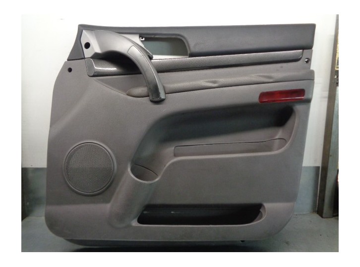 Recambio de guarnecido puerta delantera derecha para ssangyong rodius xdi referencia OEM IAM 7227221000  