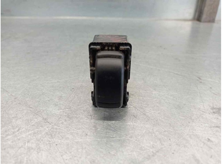 Recambio de mando elevalunas trasero izquierdo para daewoo nubira berlina 1.8 cat referencia OEM IAM 621W04790  