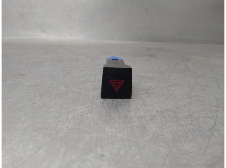 Replacement hazard warning switch for Seat Leon (KL1) 1.5 16V TSI ACT OEM IAM reference 8F0953235 