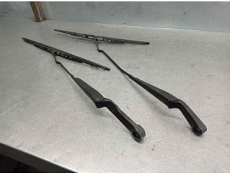 Recambio de brazo limpia delantero derecho para volkswagen vento (1h2) 1.8 referencia OEM IAM 1H1955409B  